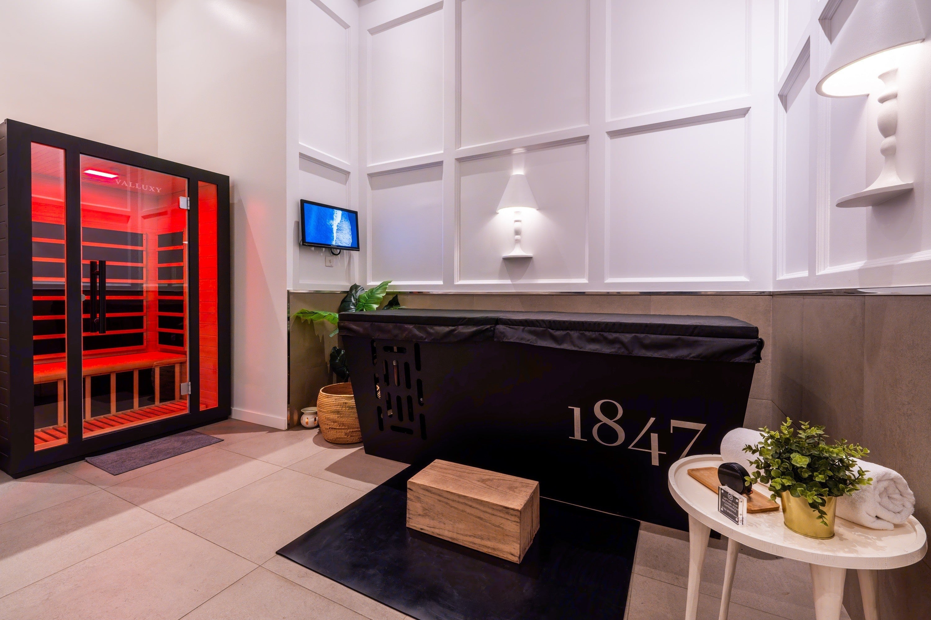 Dubai Hotels Are Adding Red Light Therapy Rooms